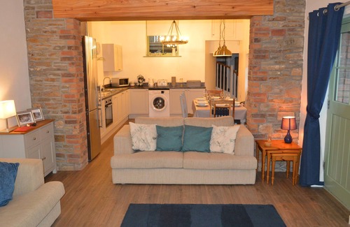 Mawr Cottage | CWRT Y WENNOL, family friendly, character holiday cottage in Clydach