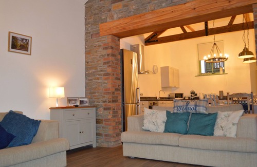 Mawr Cottage | CWRT Y WENNOL, family friendly, character holiday cottage in Clydach