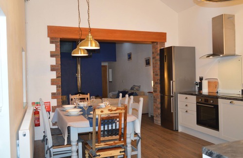 Mawr Cottage | CWRT Y WENNOL, family friendly, character holiday cottage in Clydach