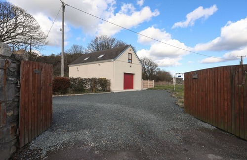 Llangefni House | CWT CI, romantic, country holiday cottage, with a garden in Llangefni