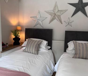 Llantrisant House | CWTCH COTTAGE Llantrisant 2 bed home - sleeps 4