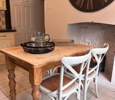 Llantrisant House | CWTCH COTTAGE Llantrisant 2 bed home - sleeps 4