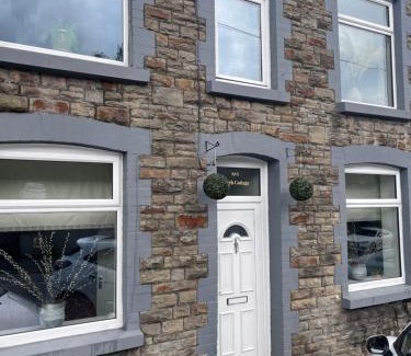 Llantrisant House | CWTCH COTTAGE Llantrisant 2 bed home - sleeps 4