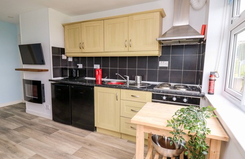 New Quay Cottage | CWTSH CRAGEN, pet friendly, character holiday cottage in New Quay