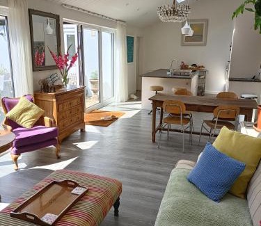 Uppingham House | Cybil's Retreat - Renovated 2 bedroom house with enclosed garden