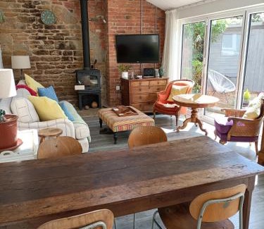 Uppingham House | Cybil's Retreat - Renovated 2 bedroom house with enclosed garden