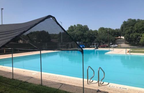 Leon Valley House | CYC Lounge with Guest House