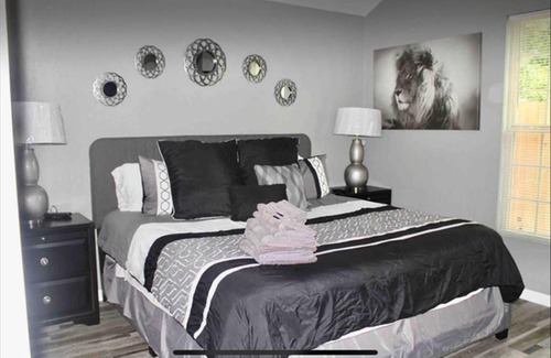Leon Valley House | CYC Lounge with Guest House