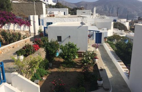 Tholaria House | Cycladic house in rural surrounding 2