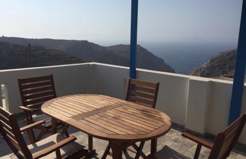 Tholaria House | Cycladic house in rural surrounding 2