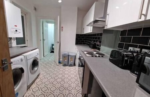 Plasnewydd Apartment | Cyfarthfa Triple Room 4 - Shared Bathroom - Near City Centre