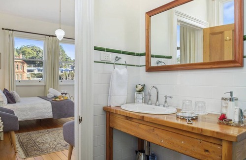 Cygnet Bed & Breakfast | Cygnet Old Bank B & B Cafe & Gift Store
