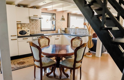 Ee House | Cynnewille