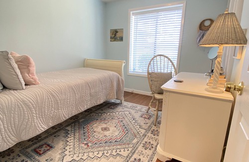 San Carlos Park House | Cypress Retreat ~ Cozy home featuring fastest Wi-Fi near FGCU Pet friendly!