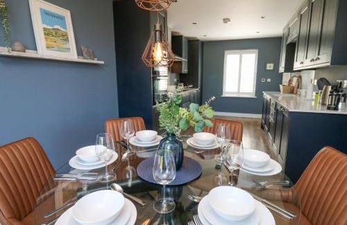 Newport House | Cysgod Y Garn