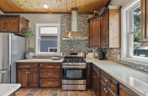 Negreet House | Déjà Blue, Wi-fi, Pier, Stunning Views, Cozy Neighborhood