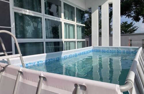 Ulu Tiram Villa | d'Fun 5BR16-24px Pool BBQ NetFlx HotPot KTV Mahjong by Our Stay