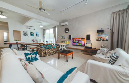 Ulu Tiram Villa | d'Fun 5BR16-24px Pool BBQ NetFlx HotPot KTV Mahjong by Our Stay