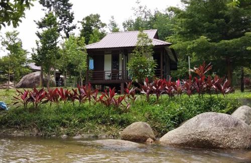 Hulu Perak District Hotel | D'Impiana Riverview Chalet # Lenggong