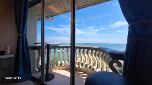 Taman Tanjung Apartment | D'Melor Penthouse Glory Beach Resort