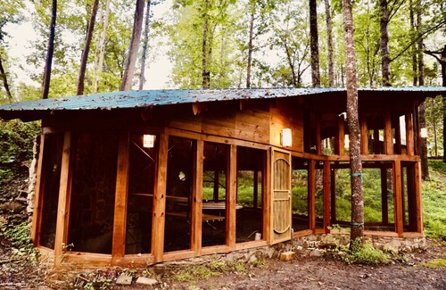 Stanardsville Condo | D · Royal Suite at White Lotus Eco Spa Retreat