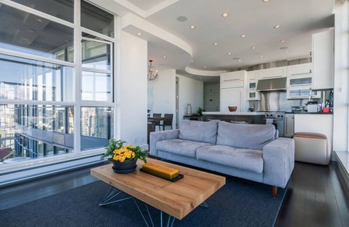 Downtown Vancouver Condo | D15 - Sophisticated Penthouse Apartment with Private Rooftop Patio