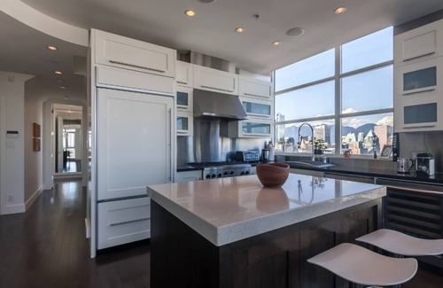 Downtown Vancouver Condo | D15 - Sophisticated Penthouse Apartment with Private Rooftop Patio
