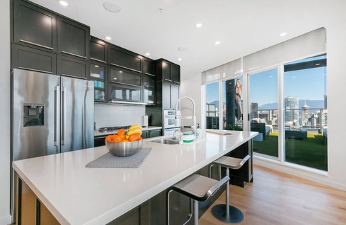 Downtown Vancouver Condo | D18 - Amazing 2 Bed Prestigious Residence!