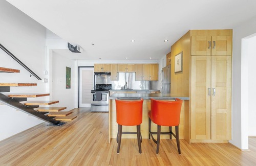 Southeast False Creek Apartment | D25 - Large 1 bedroom 2 bathroom in Mount Pleasant