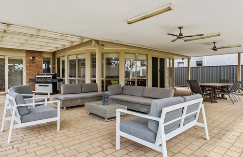 Bundalong House | D3 Ski Ranch. 5-bedroom waterfront home and private jetty.