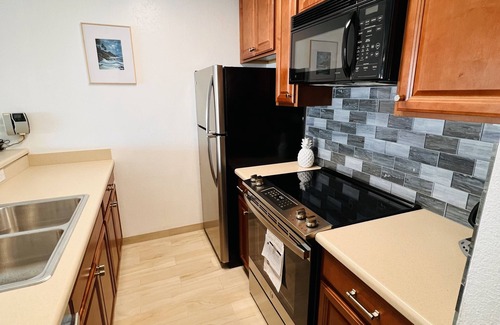 Historic Kailua Village Condo | D35 Kona Reef - True Oceanfront & Top Floor! AC throughout!