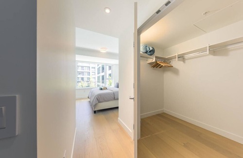 Kerrisdale Condo | D39 - Stunning 2br with Huge Patio