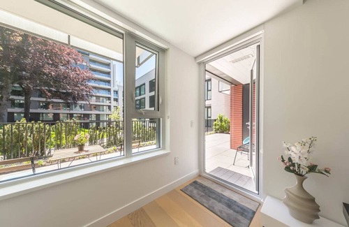 Kerrisdale Condo | D39 - Stunning 2br with Huge Patio