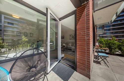 Kerrisdale Condo | D39 - Stunning 2br with Huge Patio