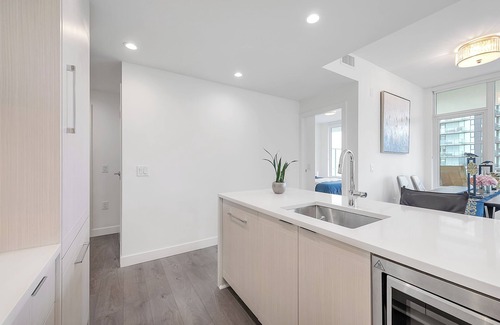 Metrotown Apartment | D8 - Bright & Modern 2BR with Stunning City Views