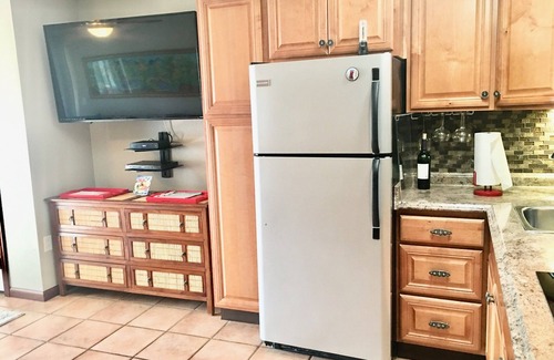 Historic Kailua Village Apartment | Da KONA WEST 305 - listen to the ocean waves crashing ! 30 + days stays