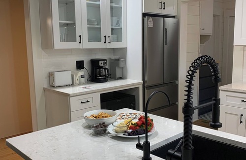 Ironwood House | "Dad's Garage" Cozy 2-bdrm house w/Sauna, Fireplace, King Bed, WiFi & AC
