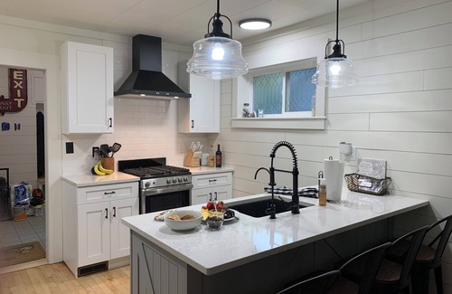 Ironwood House | "Dad's Garage" Cozy 2-bdrm house w/Sauna, Fireplace, King Bed, WiFi & AC