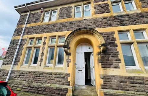 Cwm Frwd Oer House | Daffodil Apartment 4 Bedroom in Pontypool