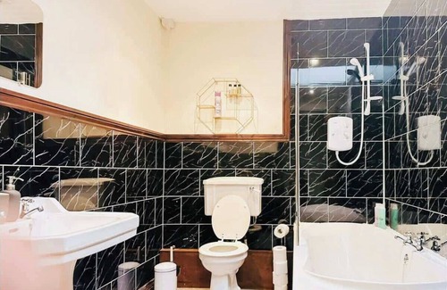 Cwm Frwd Oer House | Daffodil Apartment 4 Bedroom in Pontypool