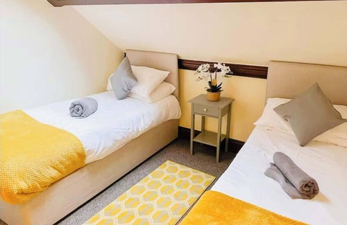Cwm Frwd Oer House | Daffodil Apartment 4 Bedroom in Pontypool