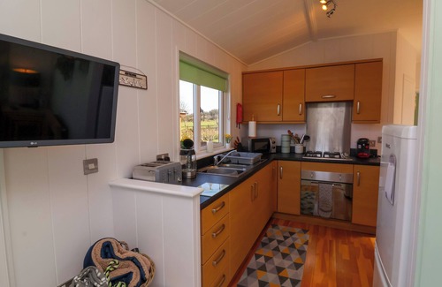 Mullacott Cottage | DAFFODIL LODGE, pet friendly in Ilfracombe