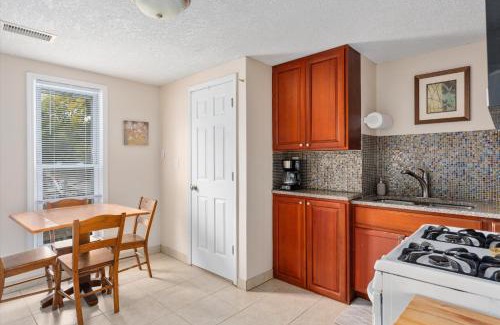 Corcoran Apartment | Dahlia Apartment - In Quiet Corcoran Neighborhood with Easy Access to Downtown