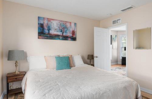 Corcoran Apartment | Dahlia Apartment - In Quiet Corcoran Neighborhood with Easy Access to Downtown
