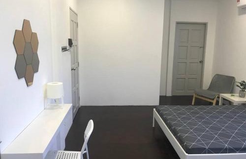 Lutong House | Dahlia Homestay (Wi-Fi & Netflix)