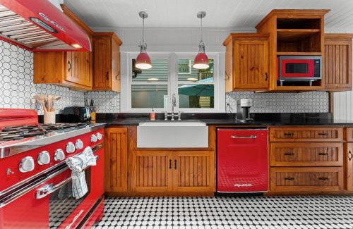 Highlands House | Dahlia House, 3 BDRM Walk To Town