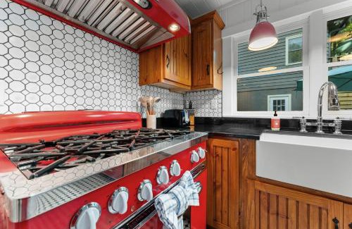 Highlands House | Dahlia House, 3 BDRM Walk To Town