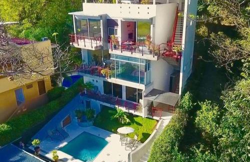 Samara House | Dahlia Penthouse Beach Getaway, Stunning Views!