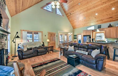Dahlonega House | Dahlonega Cabin with Hot Tub, 4 Mi to Downtown!