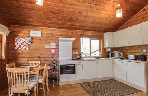 Stromeferry Cottage | DAILFEARN CHALET, family friendly, with open fire in Balmacara
